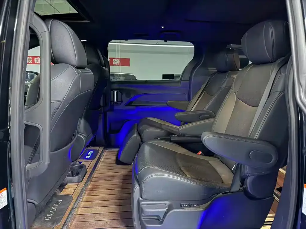 Toyota Granvia — фото 6