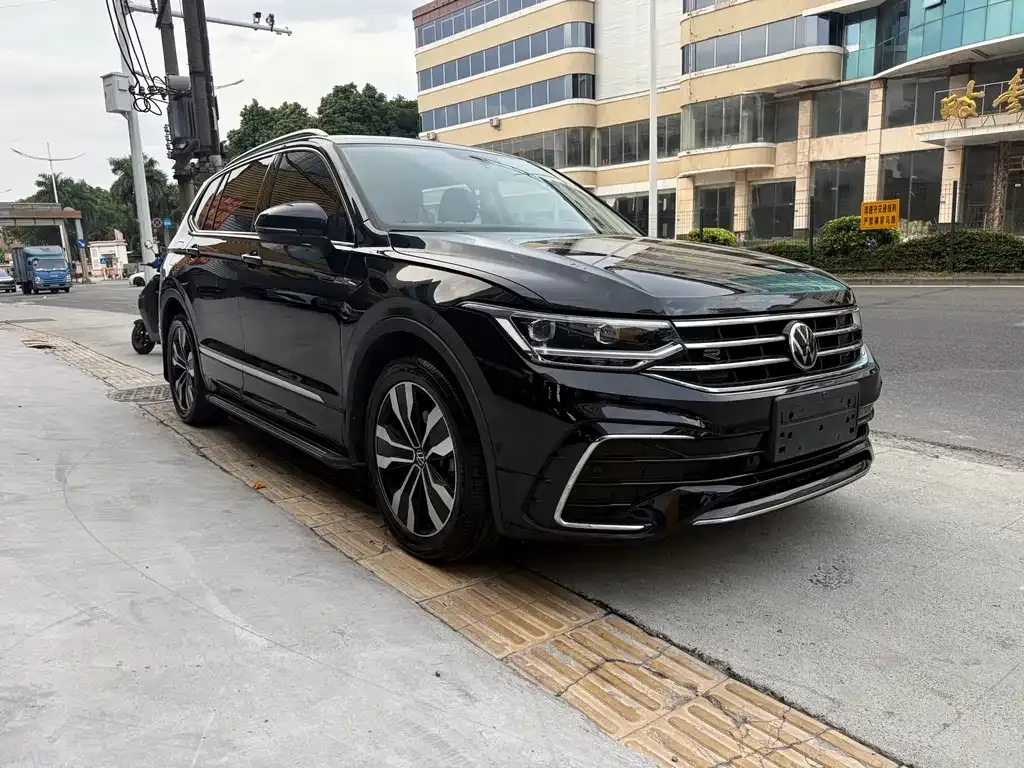 Volkswagen Tiguan L — фото 3