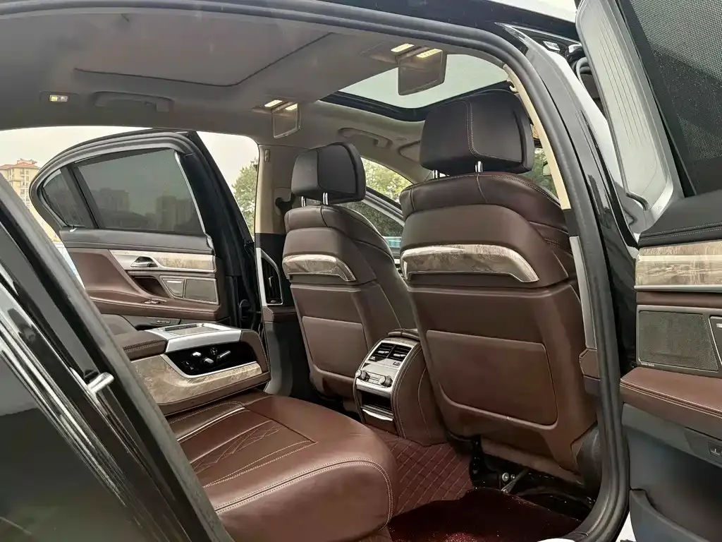 BMW 7 Series — фото 10