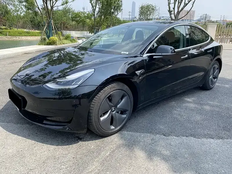 Tesla Model 3 — фото 1