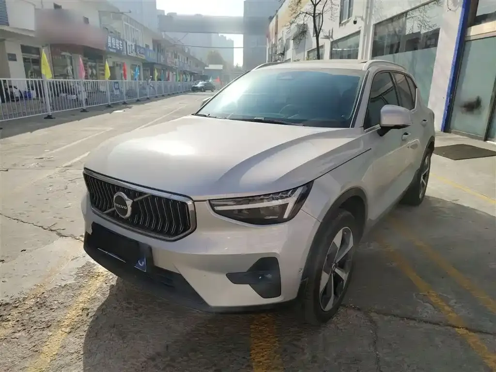 Volvo XC40 — фото 1