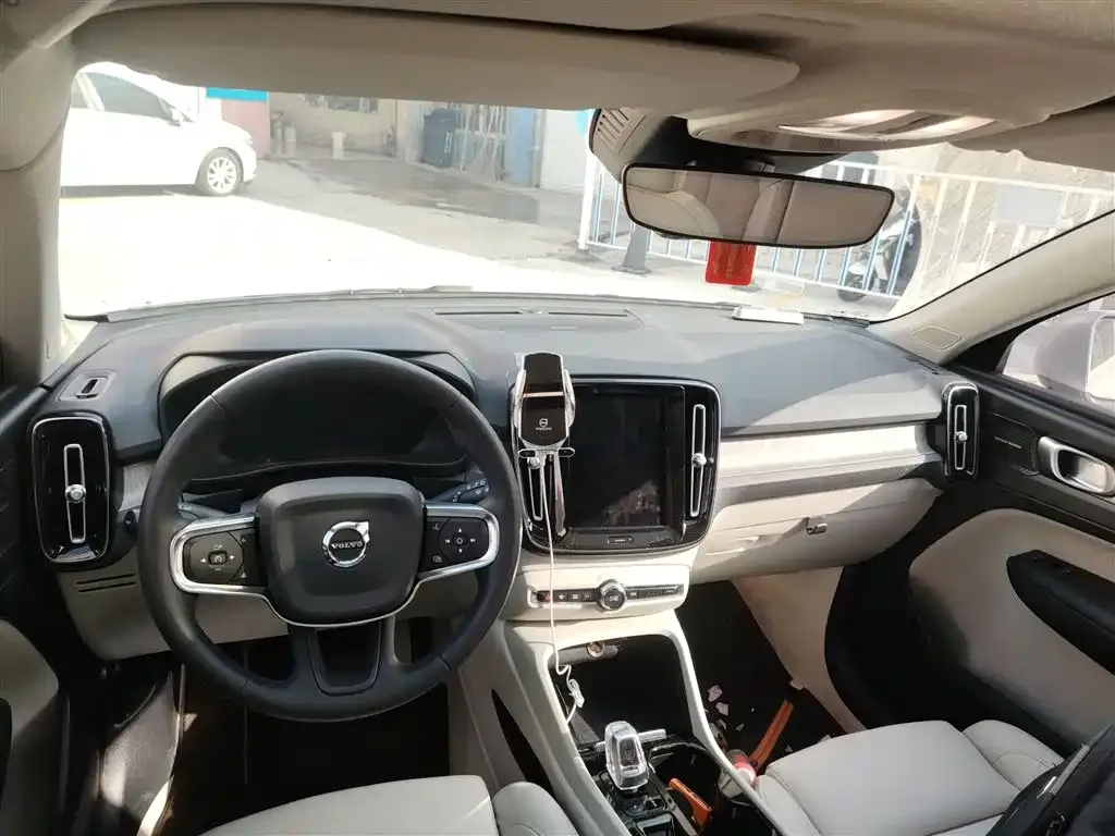 Volvo XC40 — фото 10