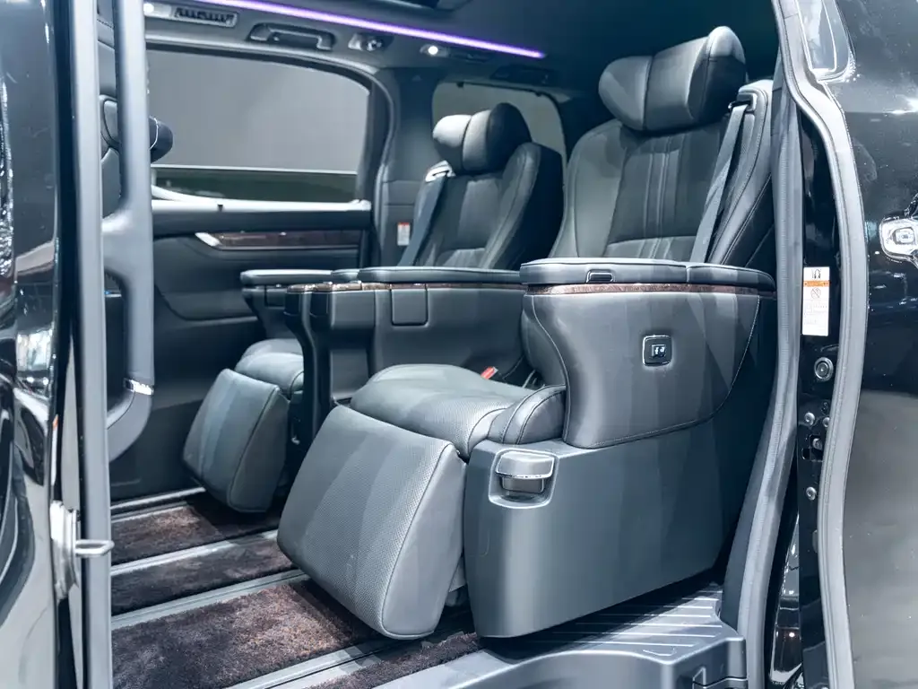 Toyota Alphard — фото 10