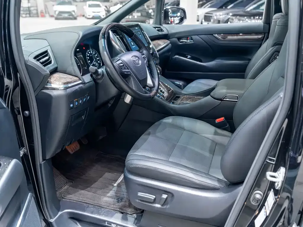 Toyota Alphard — фото 8