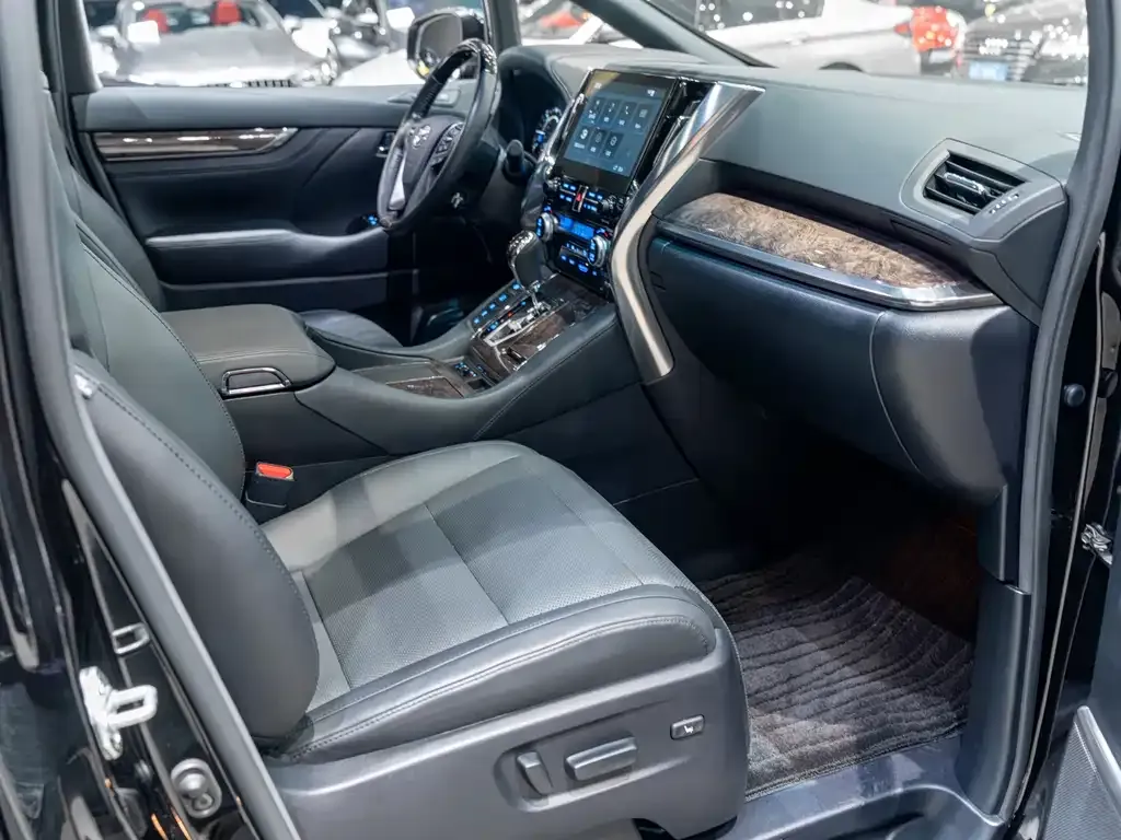 Toyota Alphard — фото 9