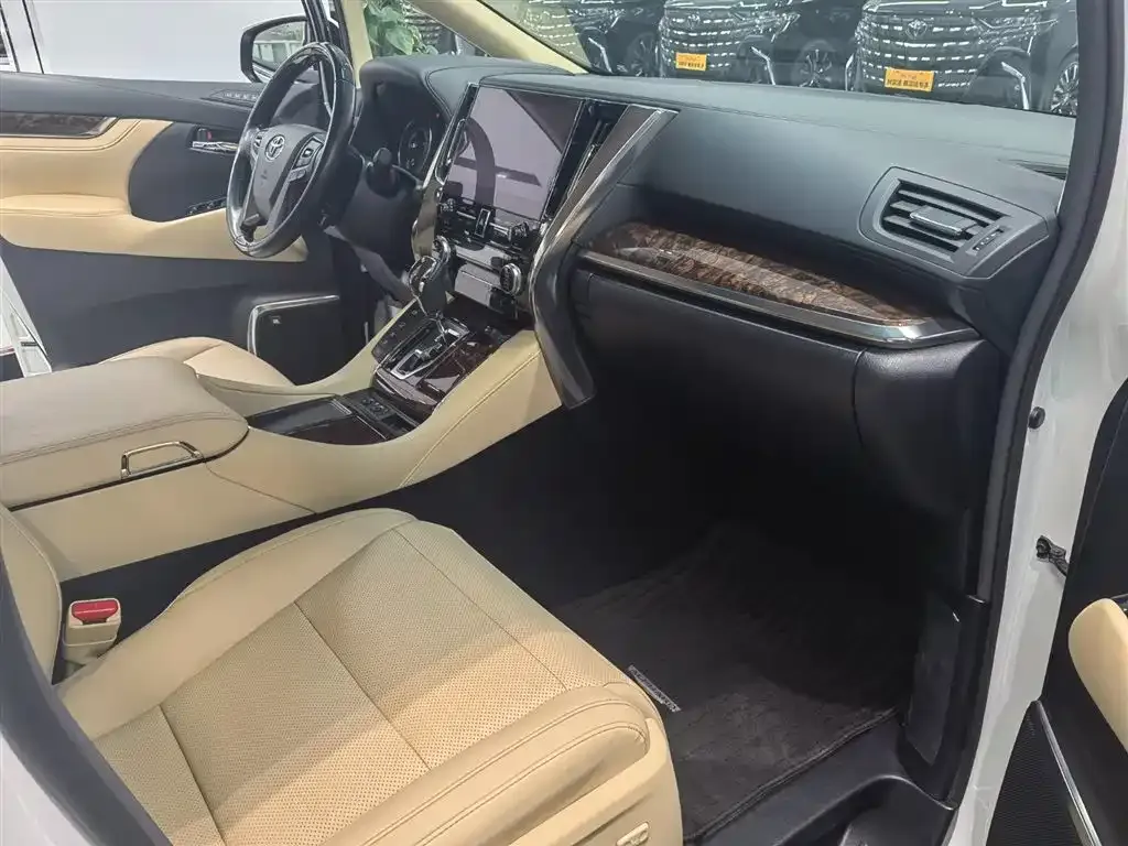 Toyota Alphard — фото 8