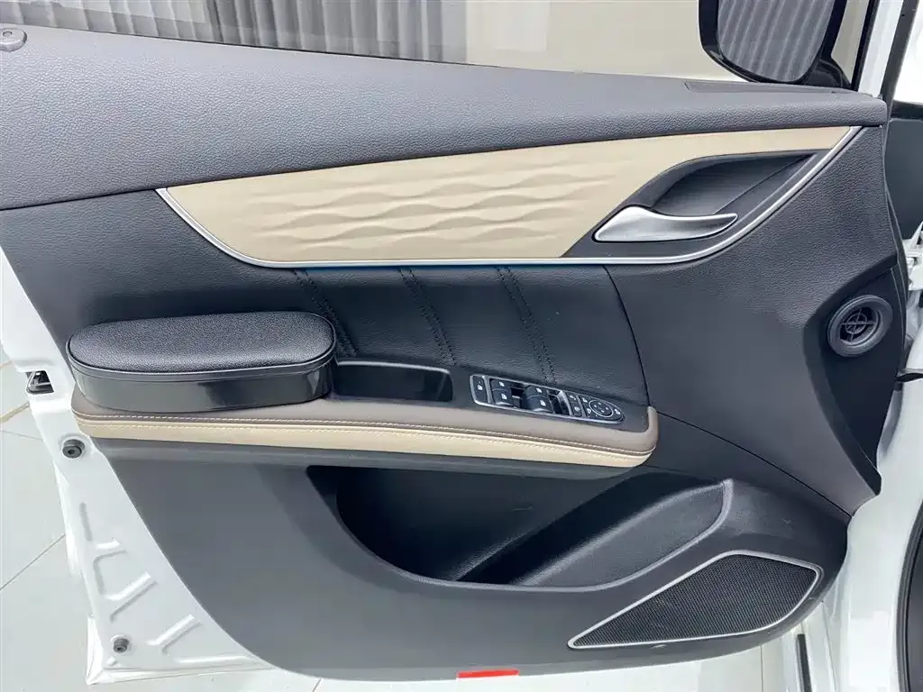 BYD MAX New Energy — фото 8