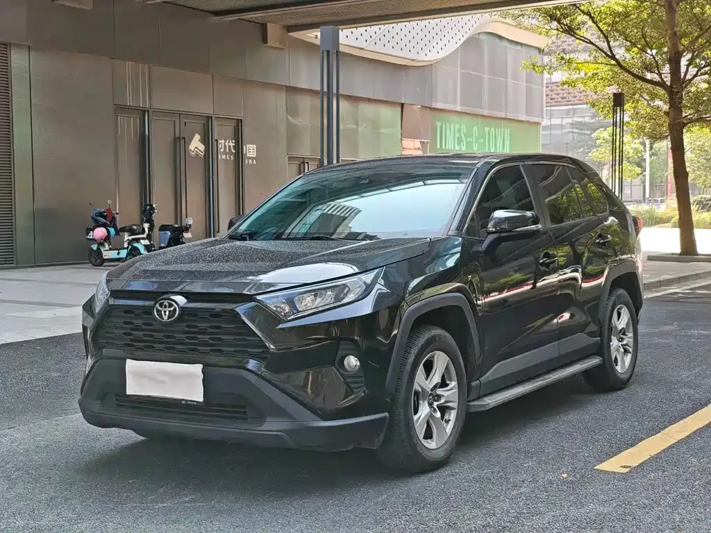 Toyota RAV4 — фото 1