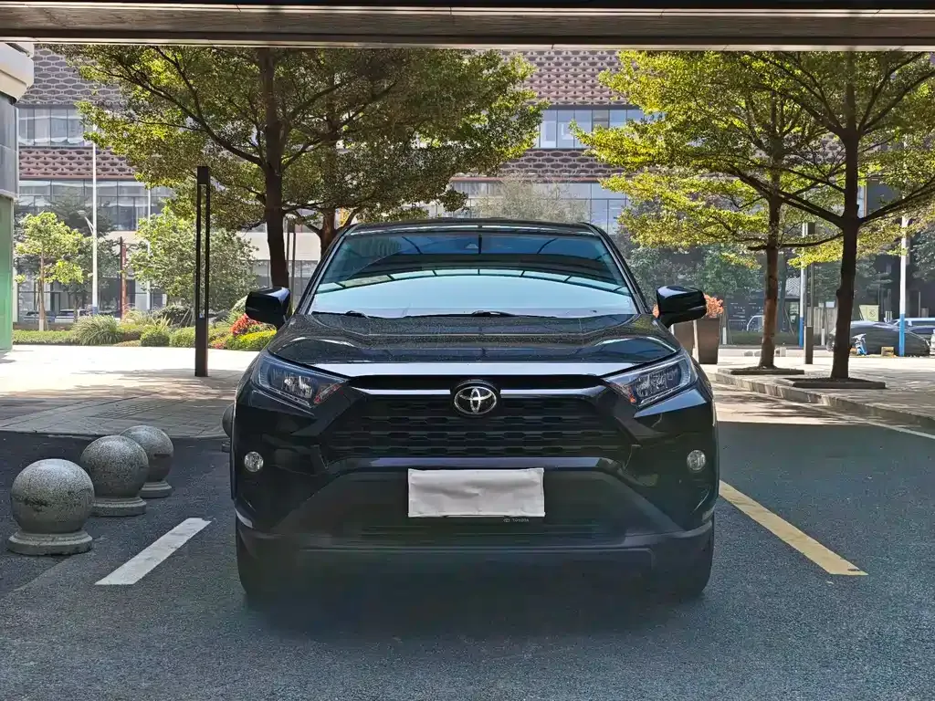 Toyota RAV4 — фото 2