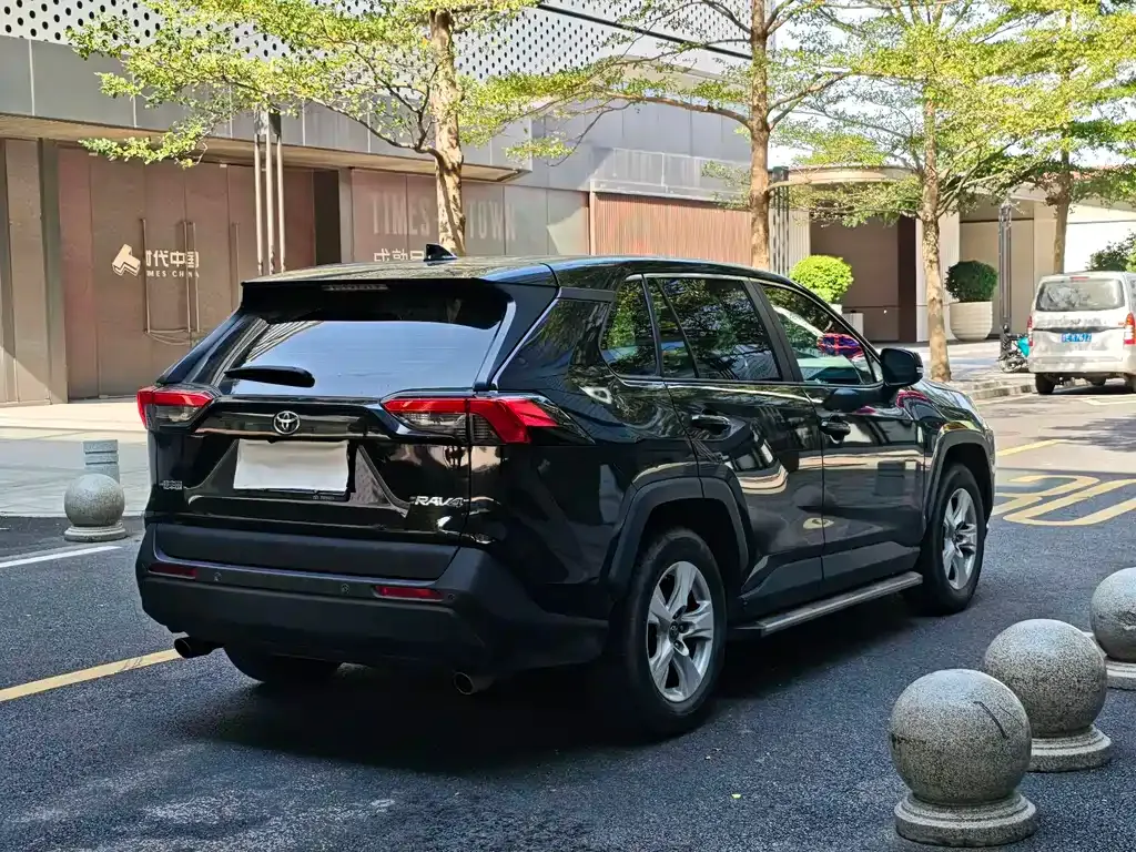 Toyota RAV4 — фото 4