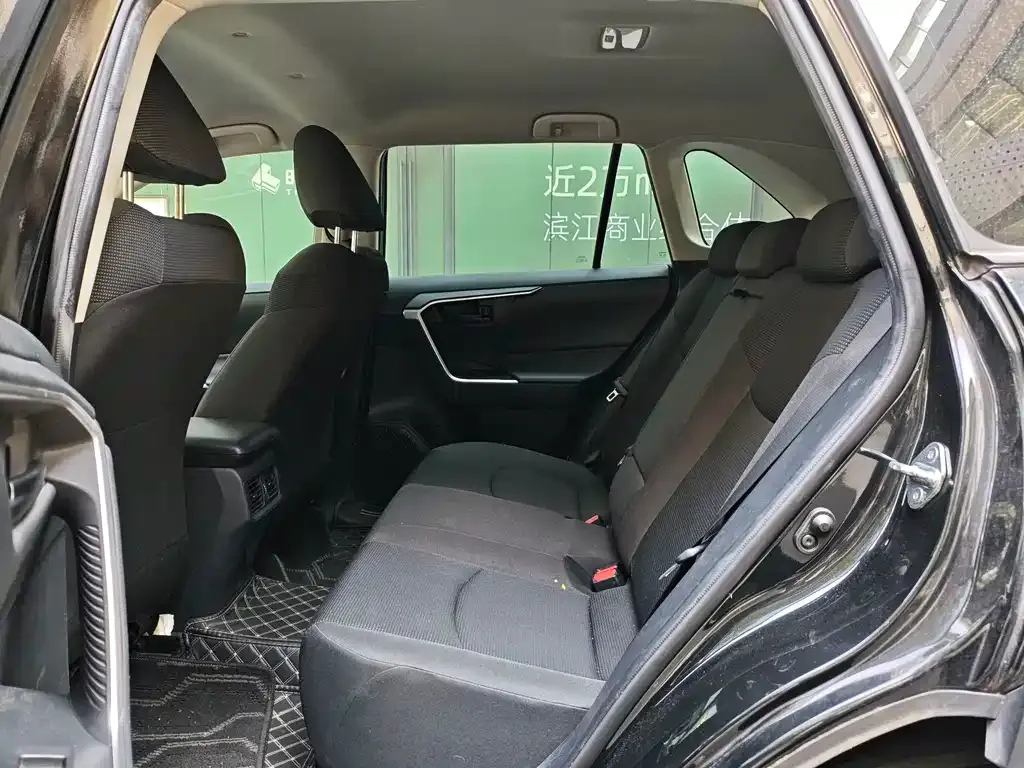 Toyota RAV4 — фото 6