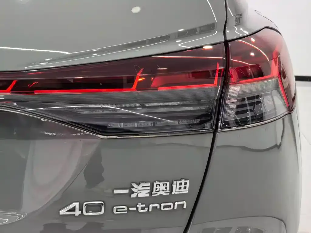 Audi Q4 e-tron — фото 7