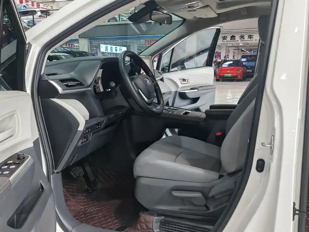 Toyota Granvia — фото 4