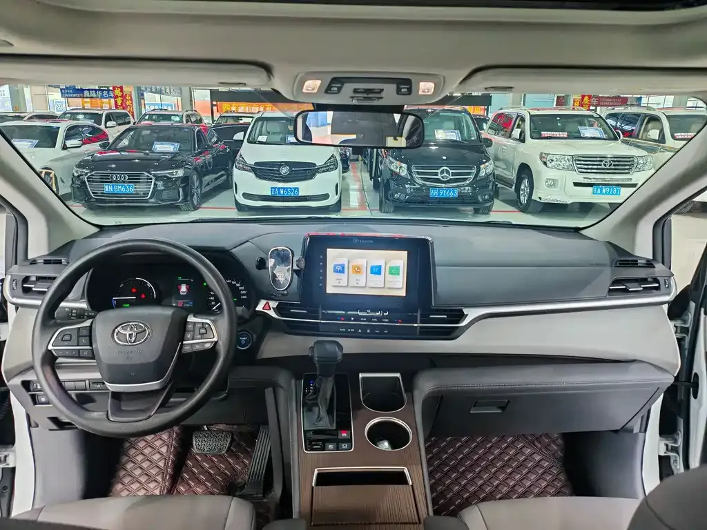 Toyota Granvia — фото 6