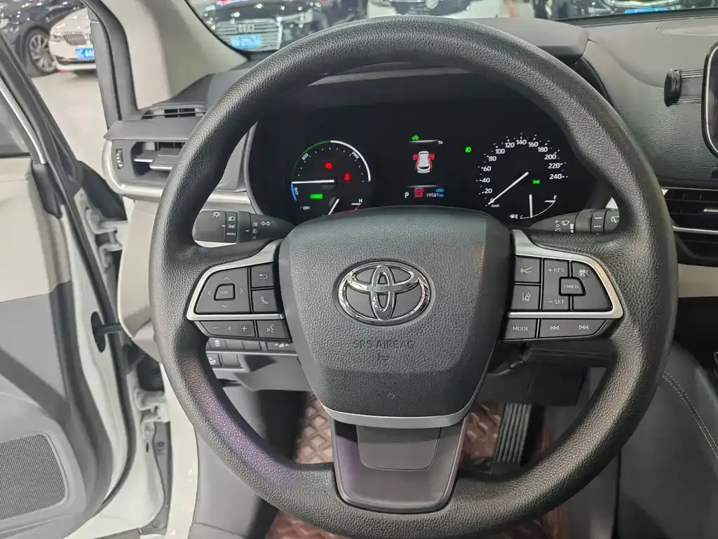 Toyota Granvia — фото 7