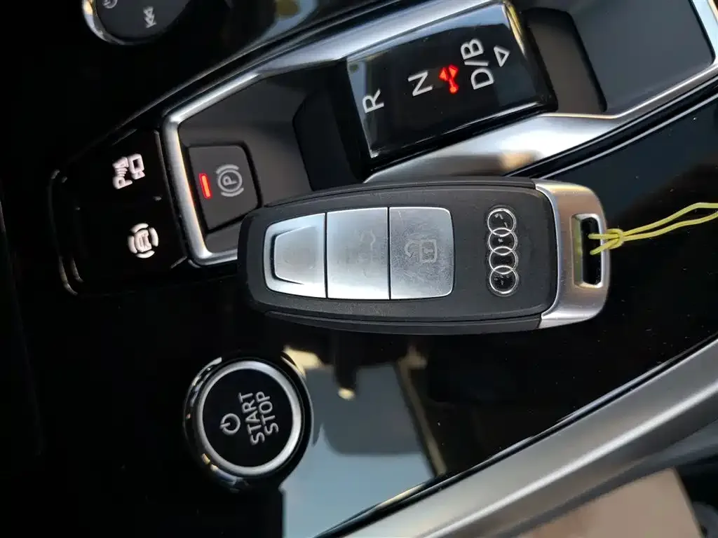 Audi Q4 e-tron — фото 9