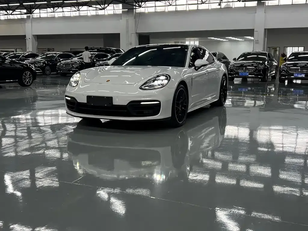 Porsche Panamera — фото 1