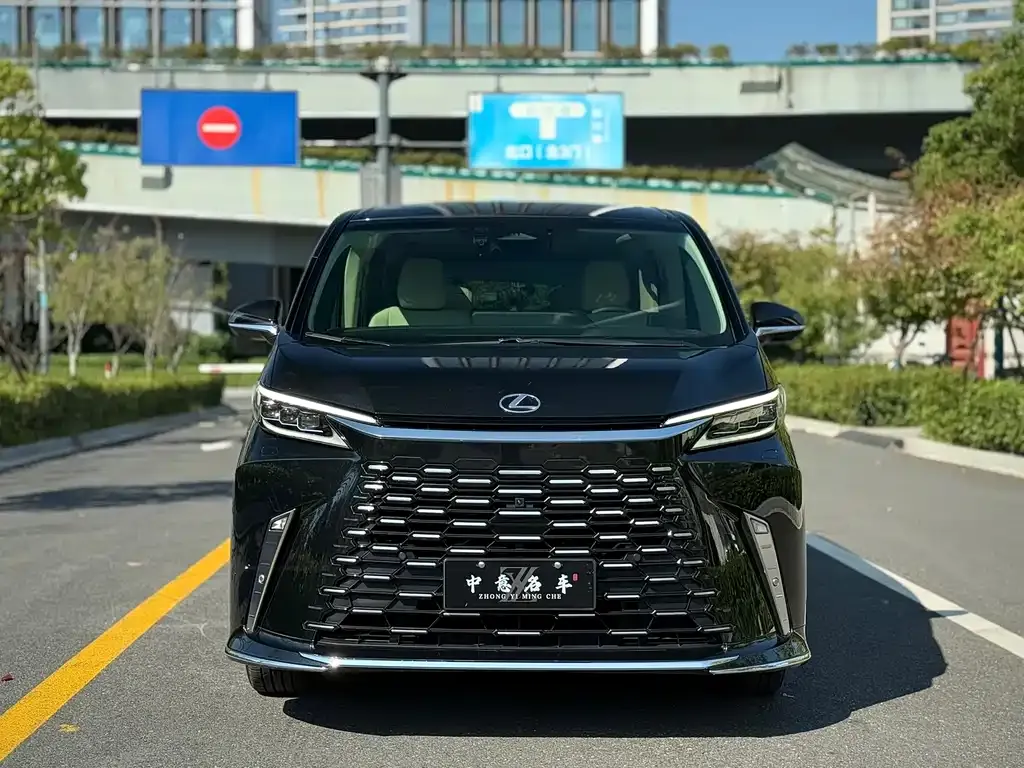 Lexus LM — фото 2
