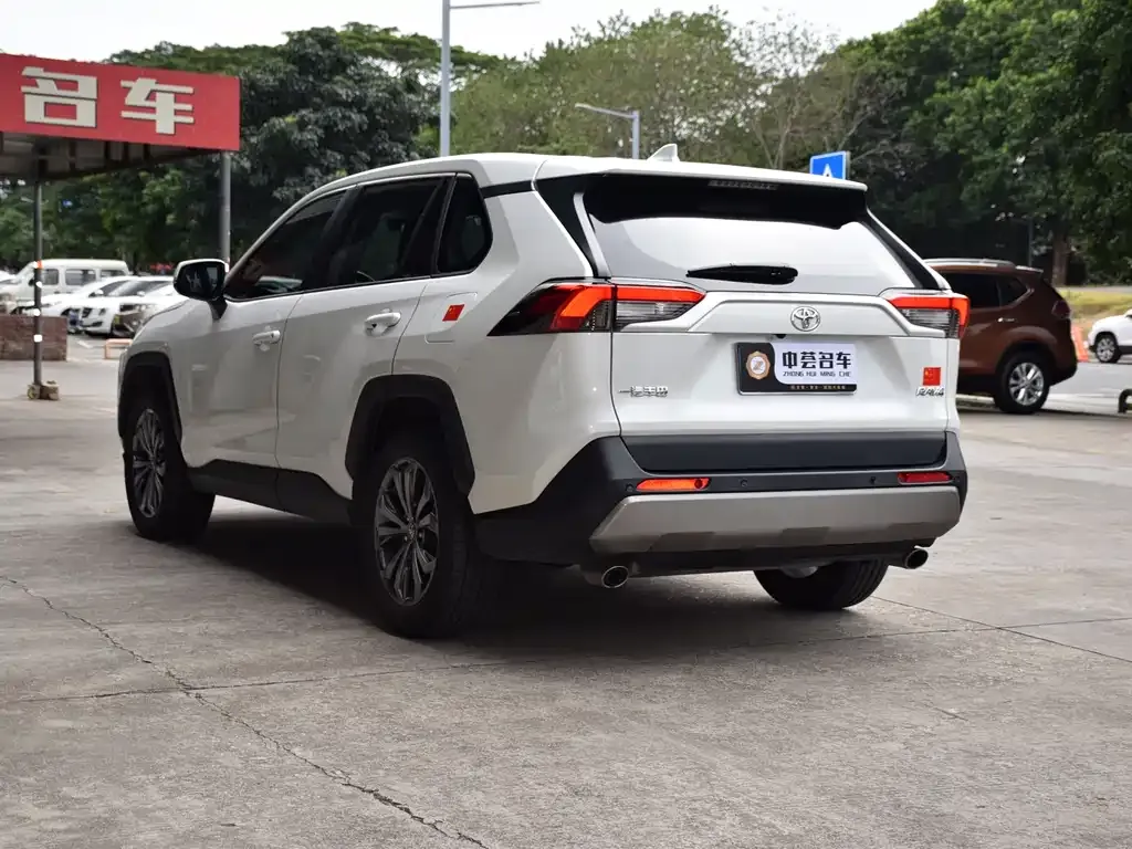 Toyota RAV4 — фото 5