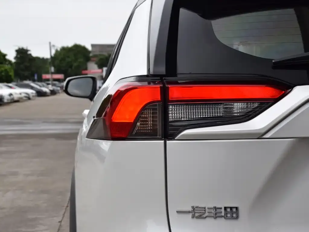Toyota RAV4 — фото 7