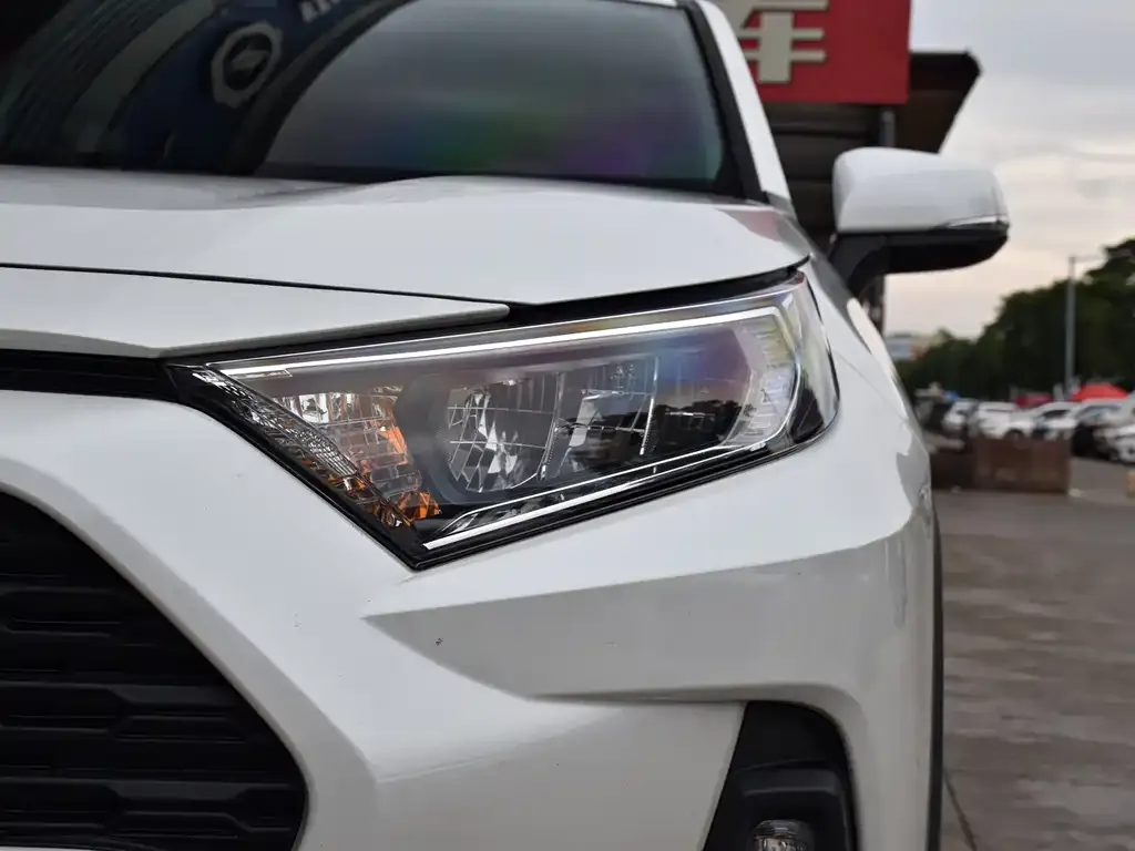 Toyota RAV4 — фото 8