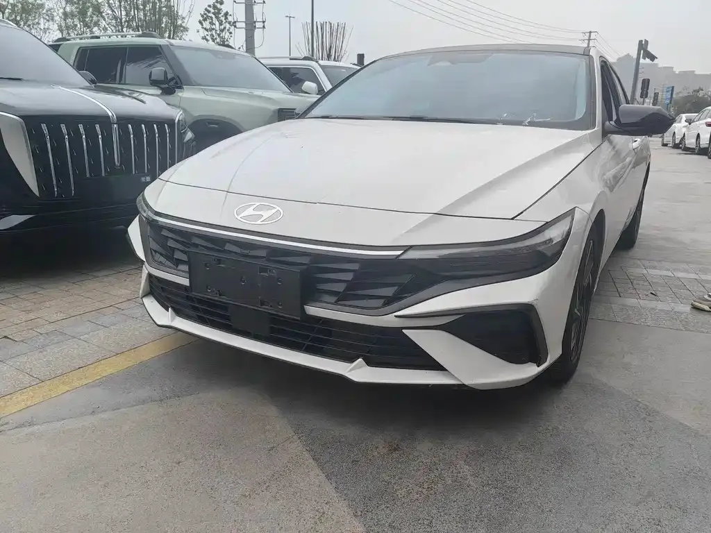 Hyundai Elantra — фото 1