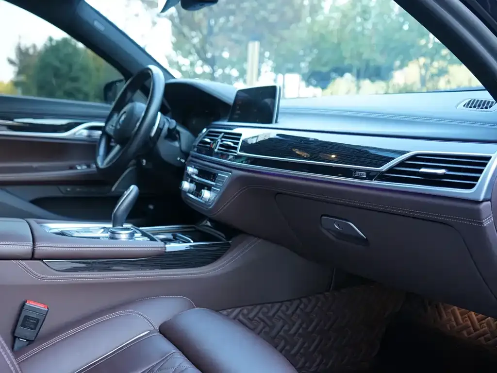 BMW 7 Series — фото 9