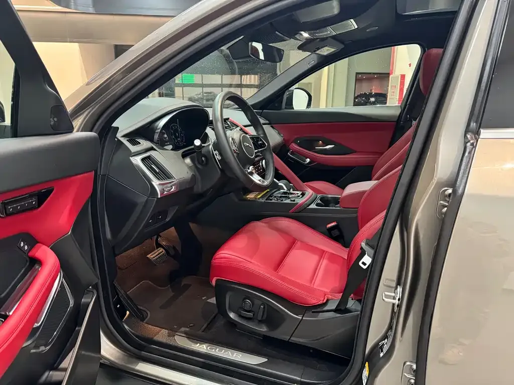 Jaguar E-PACE — фото 10