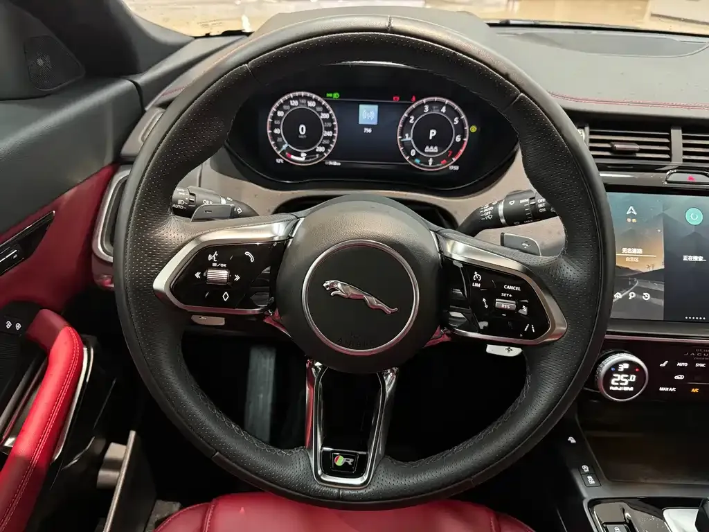 Jaguar E-PACE — фото 6