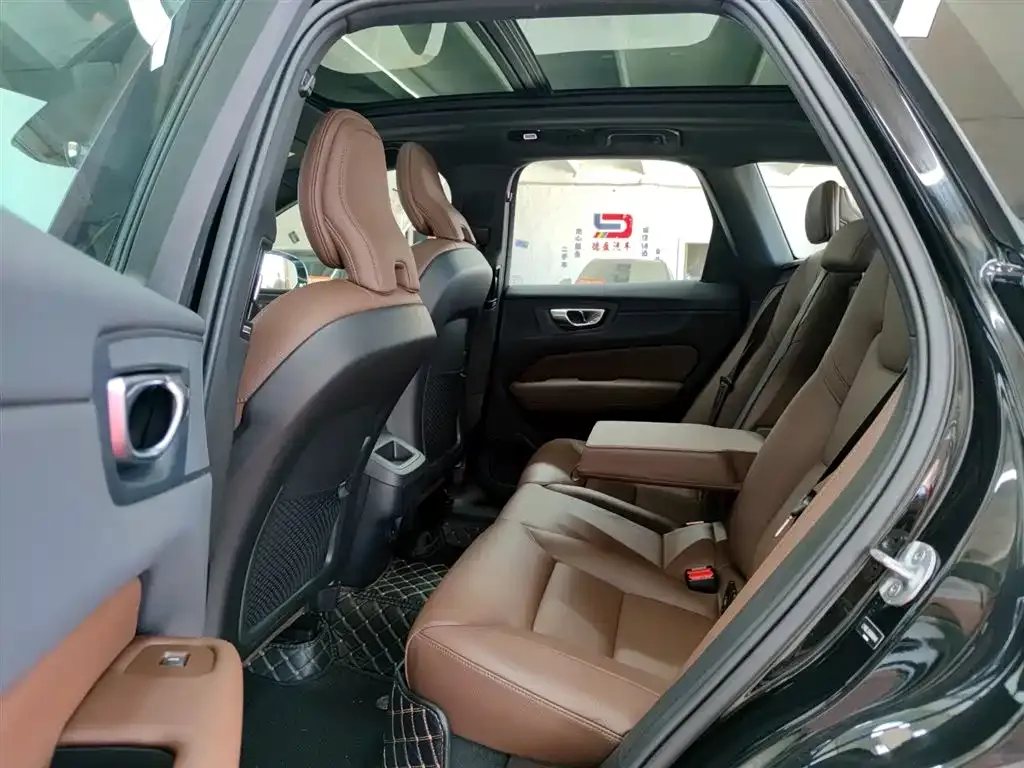 Volvo XC60 — фото 10