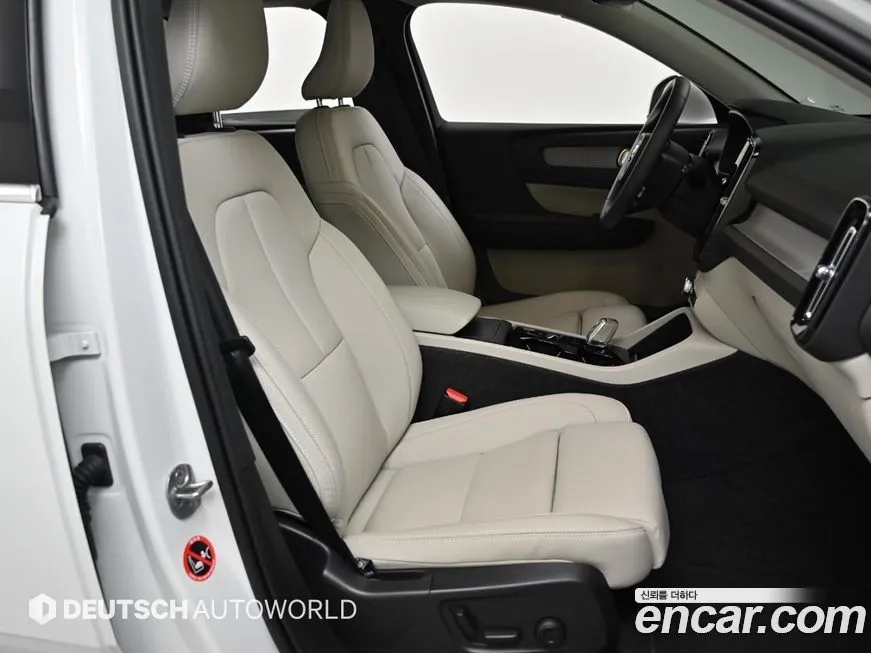 Volvo XC40 — фото 10