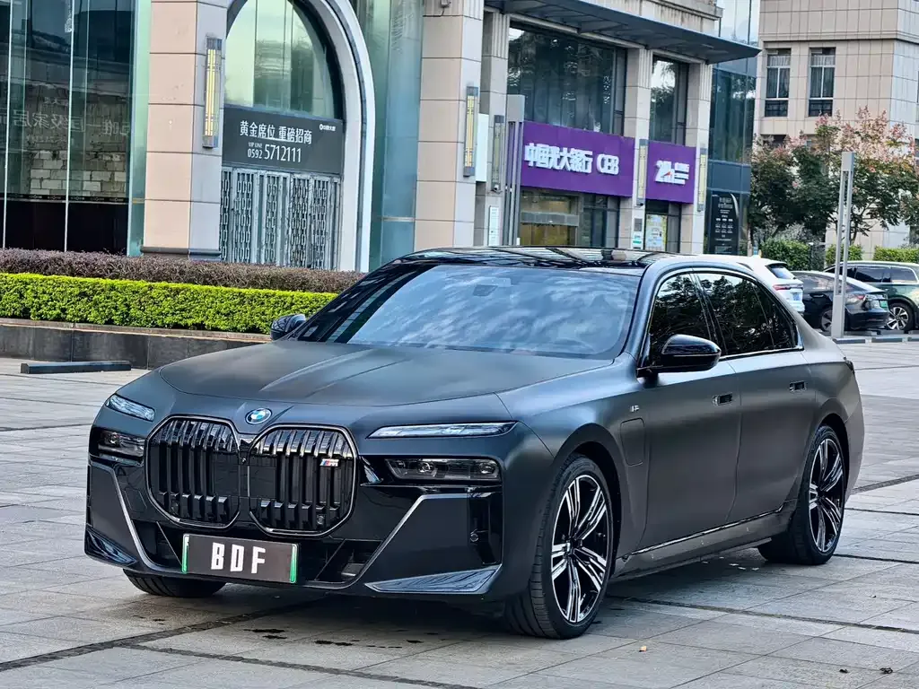 BMW i7 — фото 1
