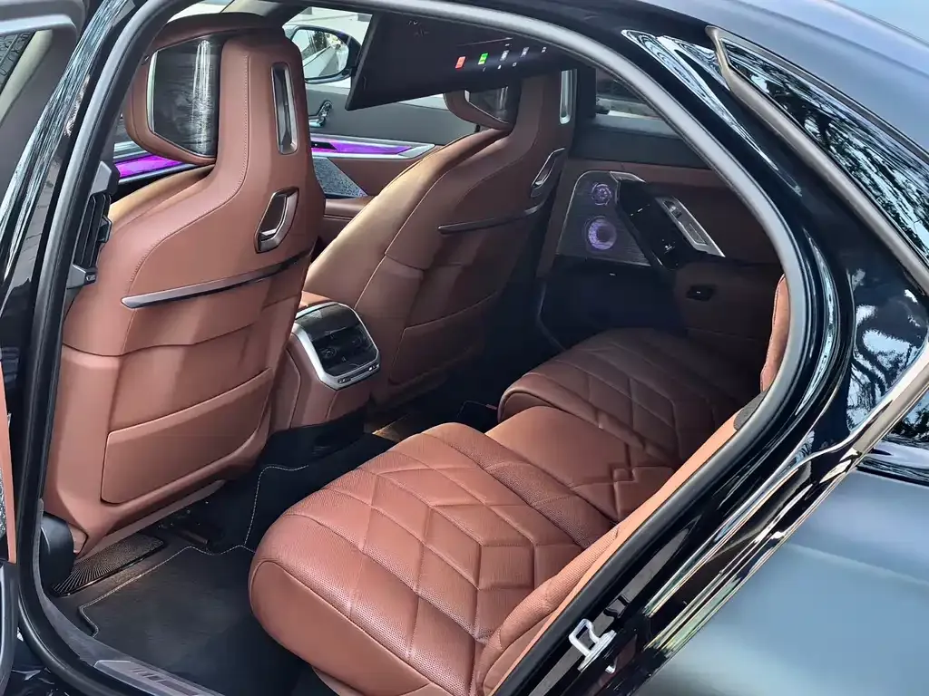 BMW i7 — фото 10