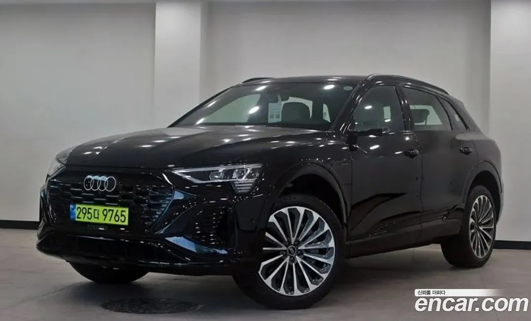 Audi Q8 e-tron — фото 1