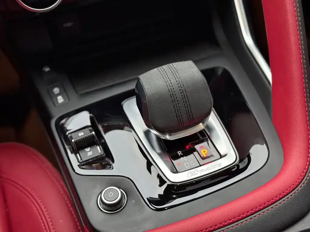 Jaguar E-PACE — фото 10