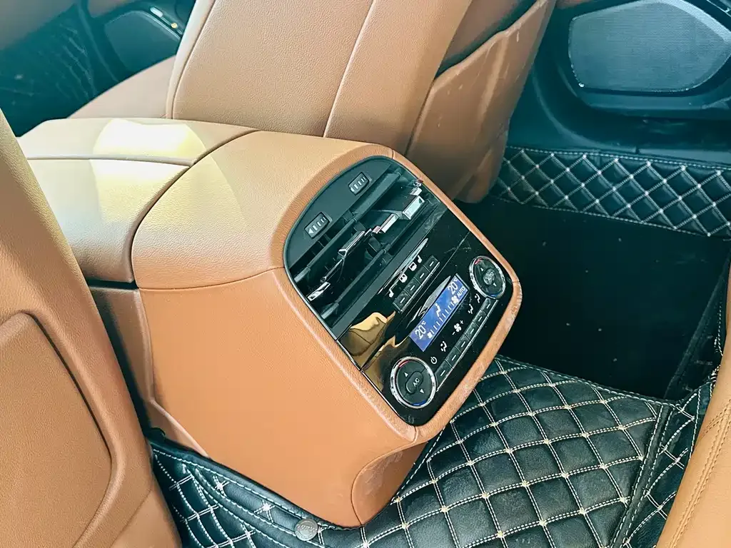 Maserati Quattroporte — фото 10