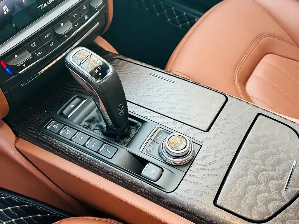 Maserati Quattroporte — фото 9
