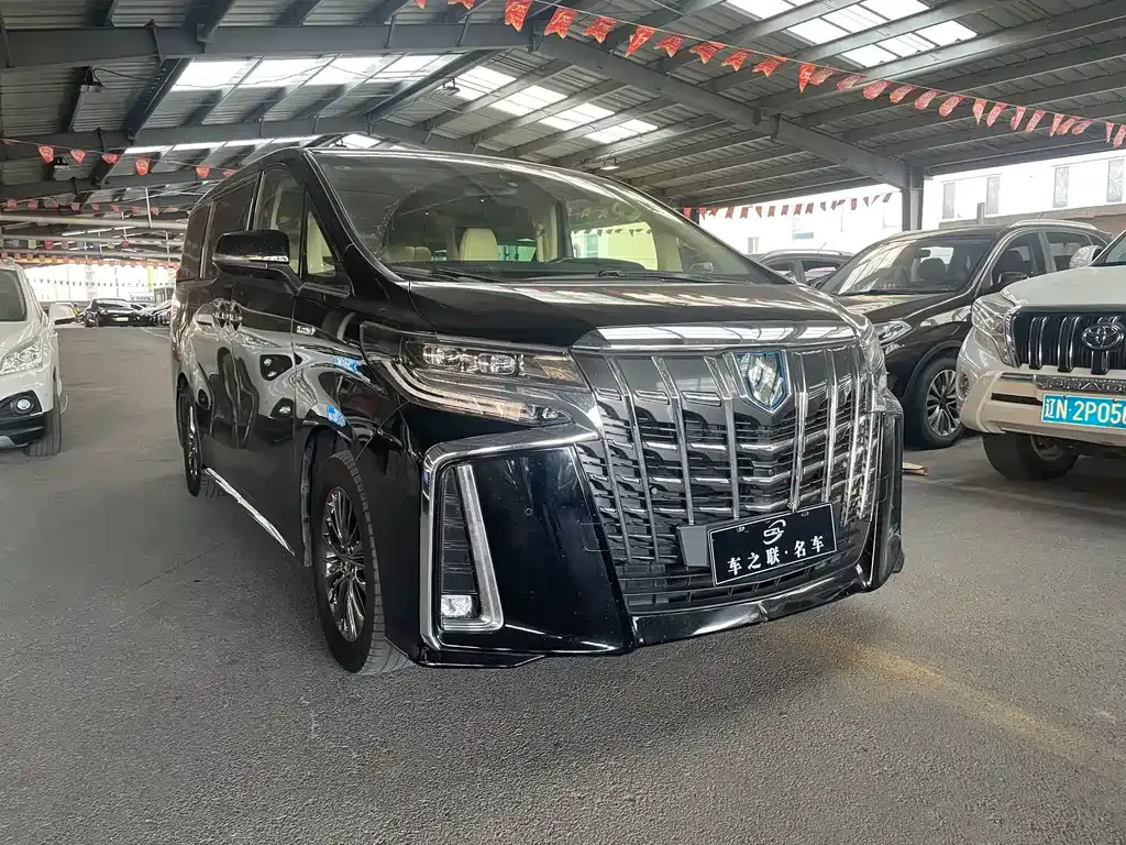 Toyota Alphard — фото 1