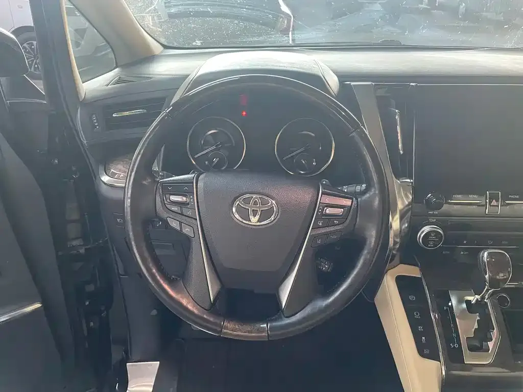 Toyota Alphard — фото 10