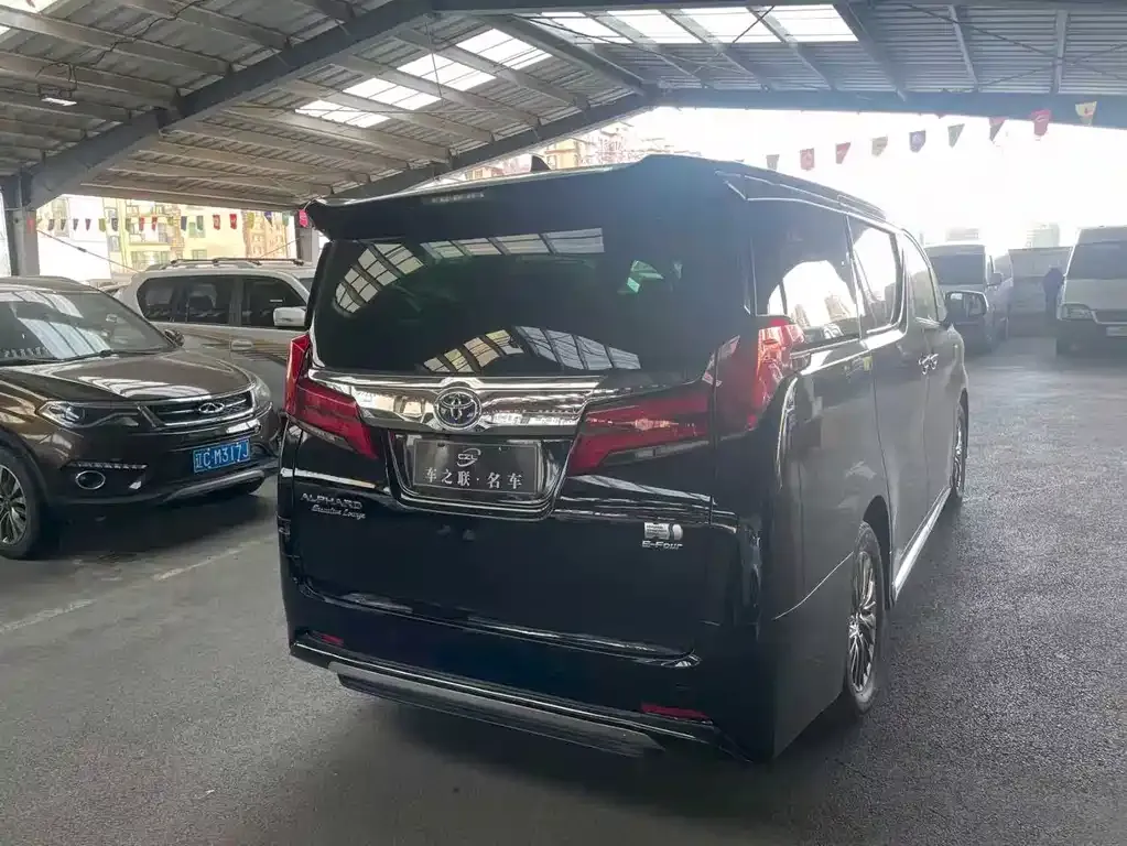 Toyota Alphard — фото 4