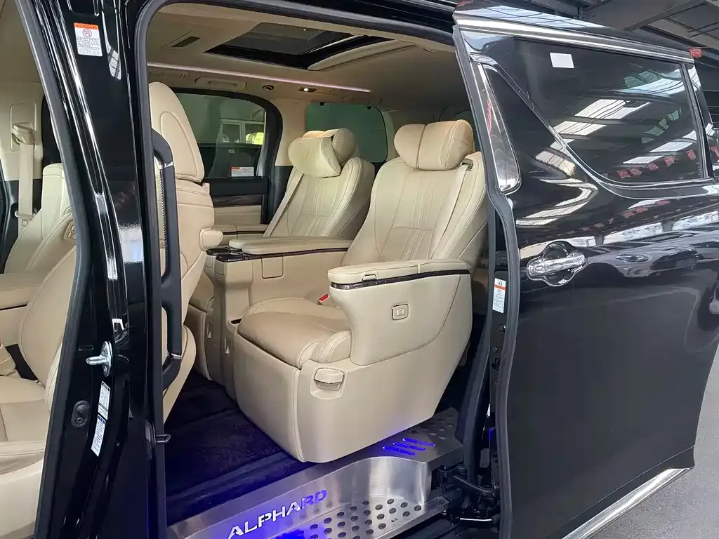 Toyota Alphard — фото 9