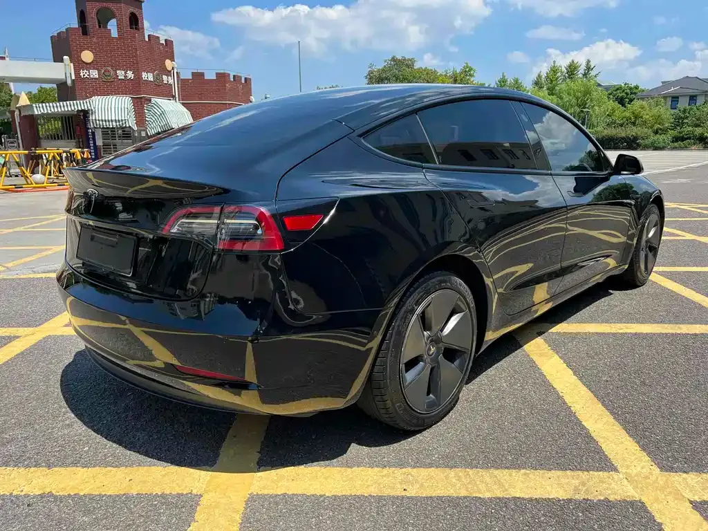 Tesla Model 3 — фото 10