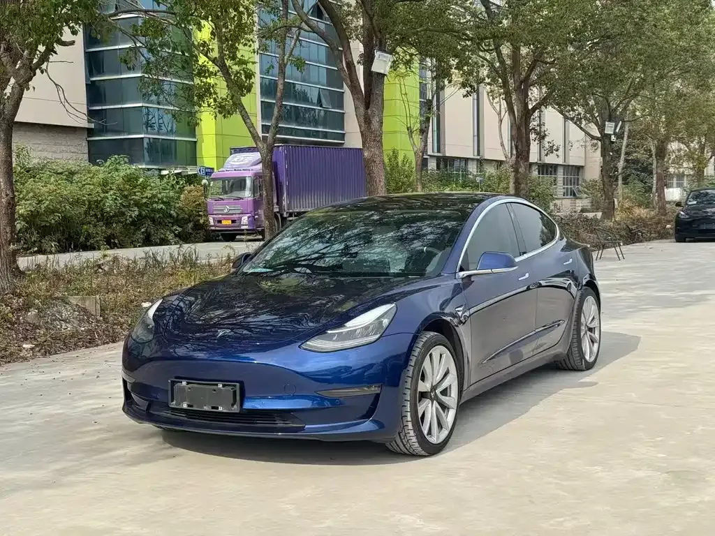 Tesla Model 3 — фото 1