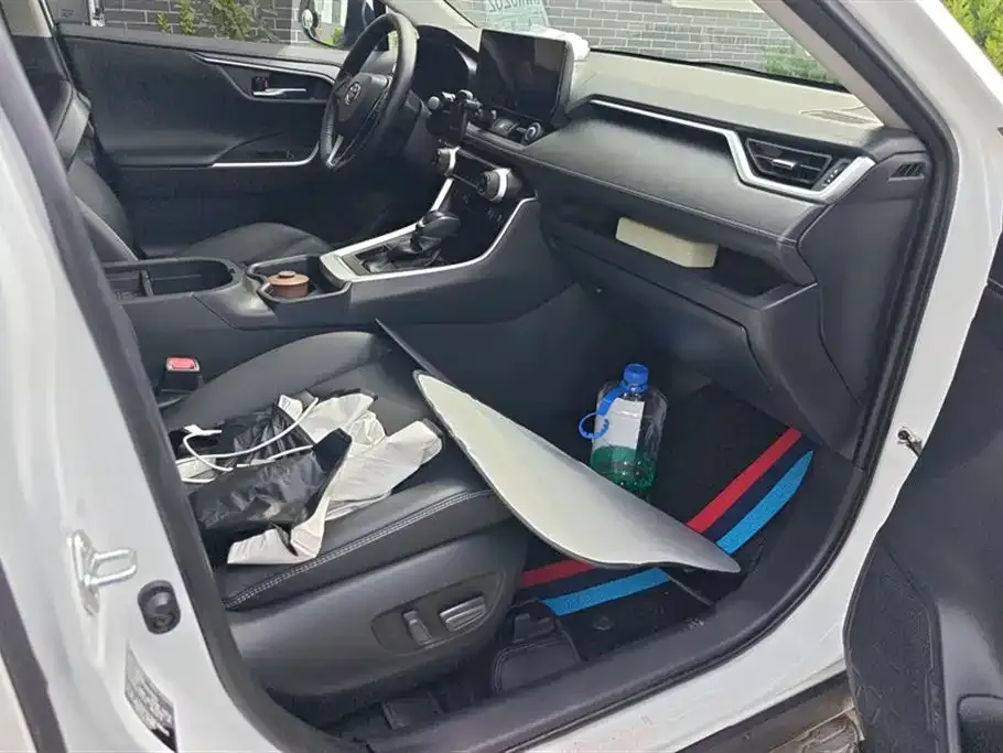 Toyota RAV4 — фото 8