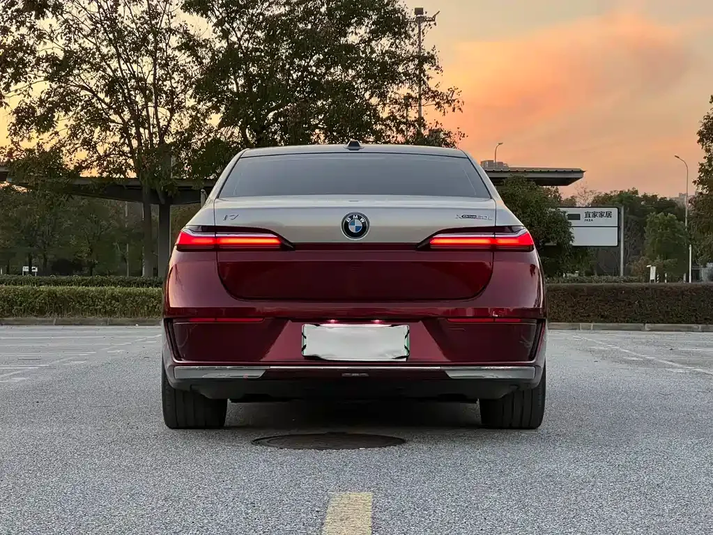 BMW i7 — фото 7