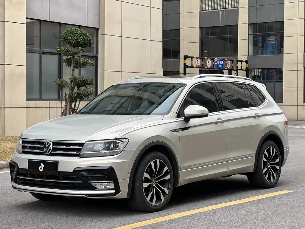 Volkswagen Tiguan L — фото 1
