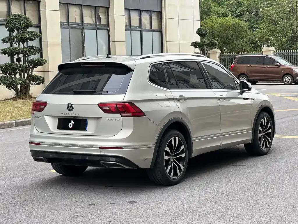 Volkswagen Tiguan L — фото 9