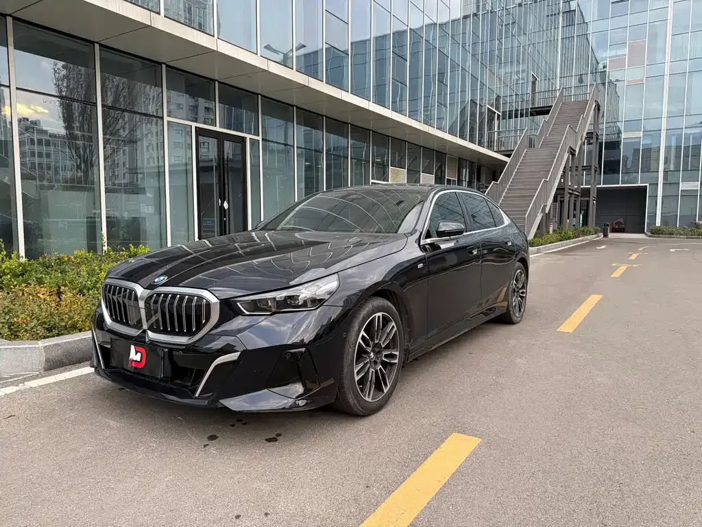 BMW 5 Series — фото 1