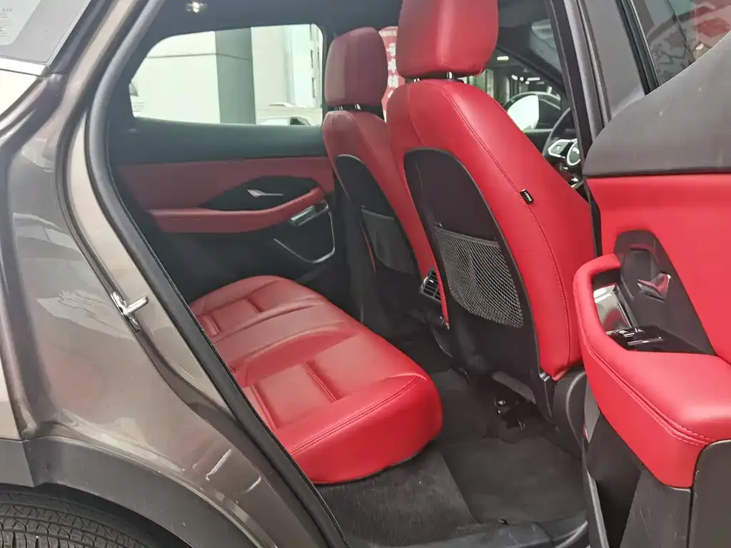 Jaguar E-PACE — фото 10