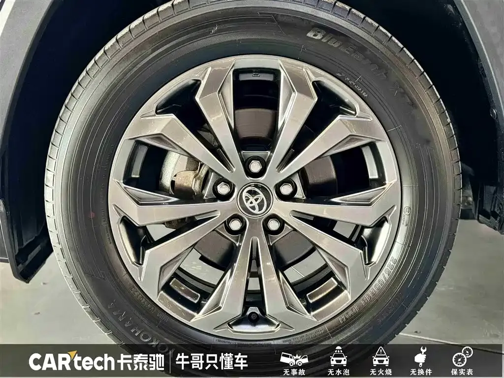 Toyota RAV4 — фото 10